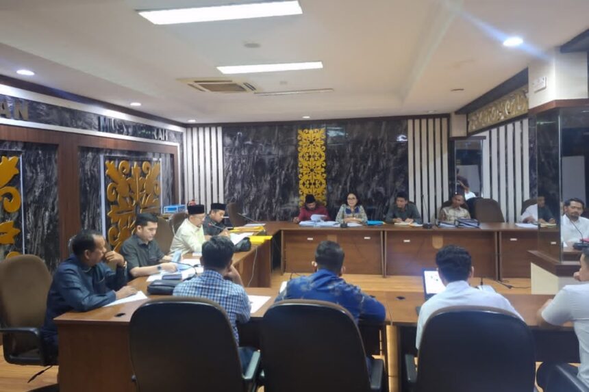 Suasana rapat membahas polemik pengadaan tanah untu Tol