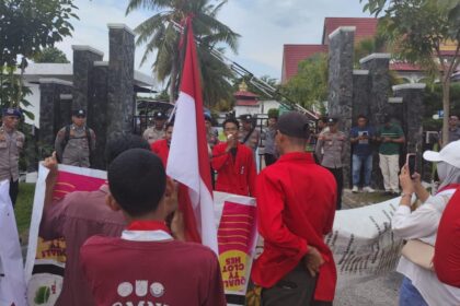 Massa GMNI saat demo di depan kantor kejari bengkalis