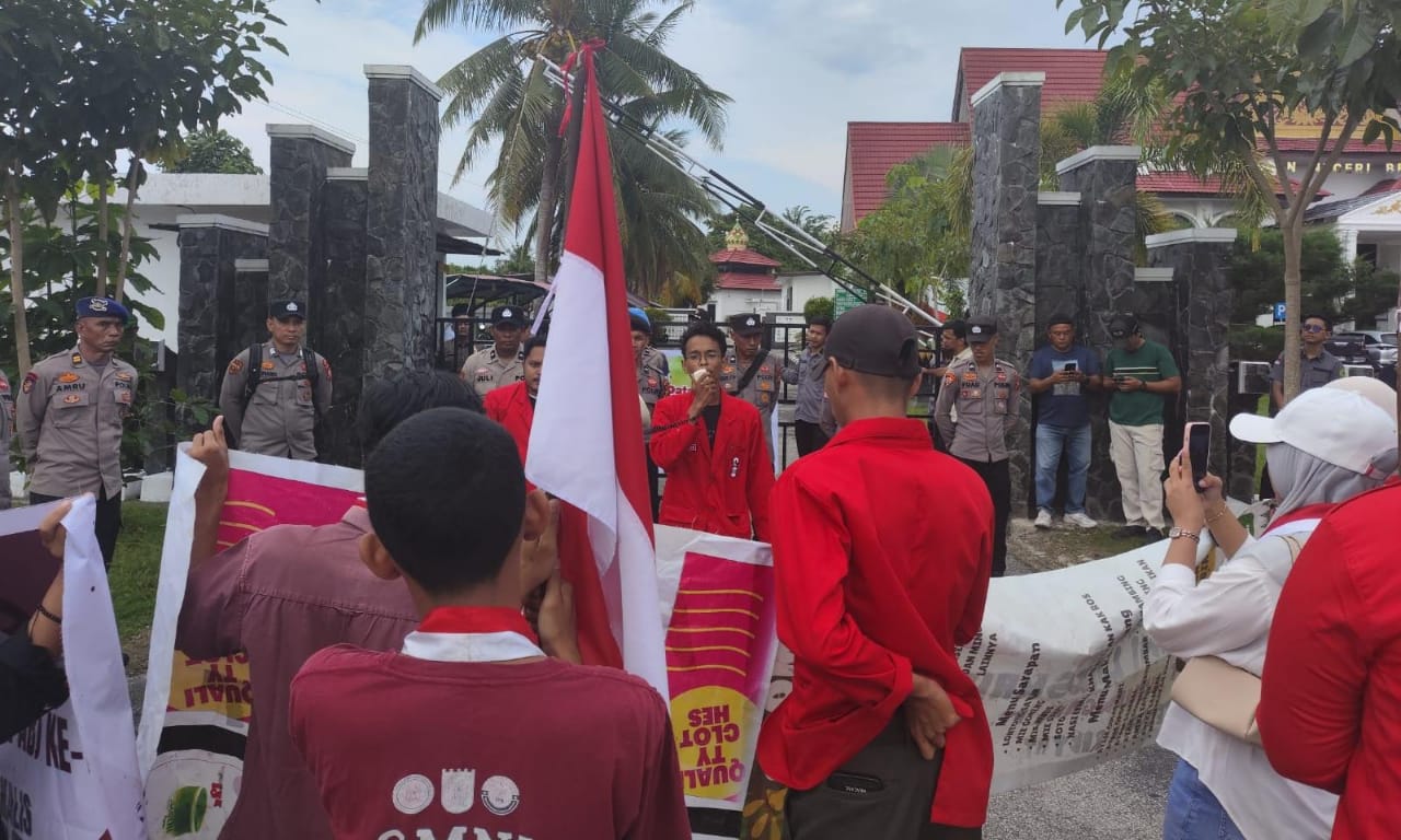 Massa GMNI saat demo di depan kantor kejari bengkalis
