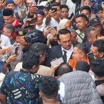 Suasana ramai massa hadir di persidangan abdul wahid