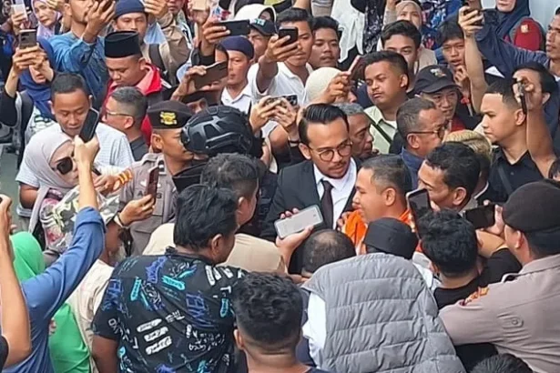 Suasana ramai massa hadir di persidangan abdul wahid