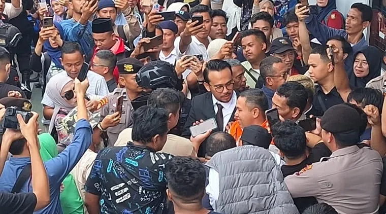 Suasana ramai massa hadir di persidangan abdul wahid