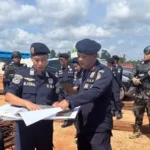 Petugas memeriksa lokasi perusahaan