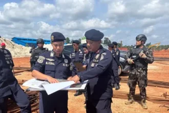 Petugas memeriksa lokasi perusahaan