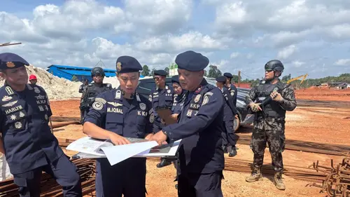 Petugas memeriksa lokasi perusahaan