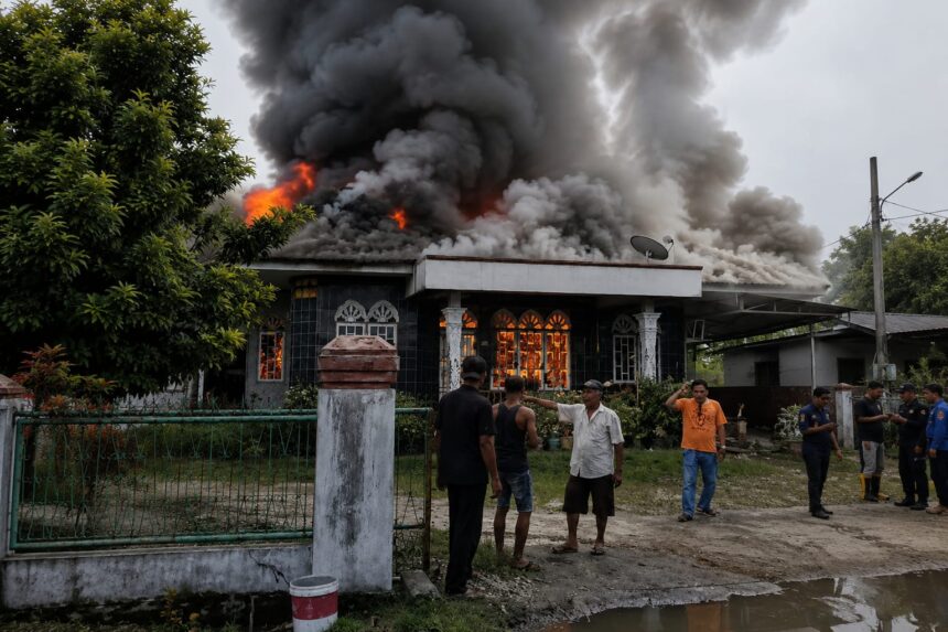 Rumah warga di kampung Pangkalan Makmur terbakar