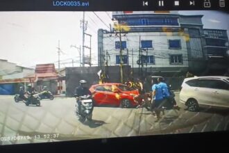 Rekaman camera dashcam pengendara roda empat