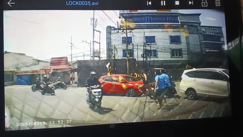 Rekaman camera dashcam pengendara roda empat