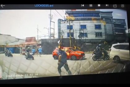 Tampak para tahanan lari berhamburan
