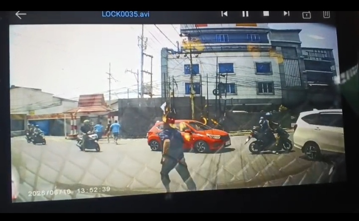 Tampak para tahanan lari berhamburan