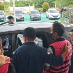 Tiga tersangka mengenakan rompi pink