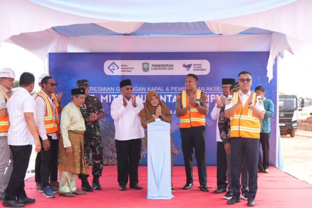 Bupati Siak meresmikan pembangunan galangan kapal PT MNS