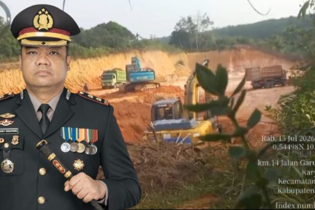 Kapolres Kampar AKBP Boby Putra Ramadhan berlatar gambar lokasi tambang galian C tanpa izin