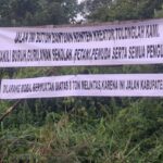 Spanduk berisikan nada sindiran yang dipasang oleh masyarakat