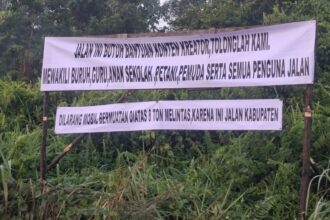 Spanduk berisikan nada sindiran yang dipasang oleh masyarakat
