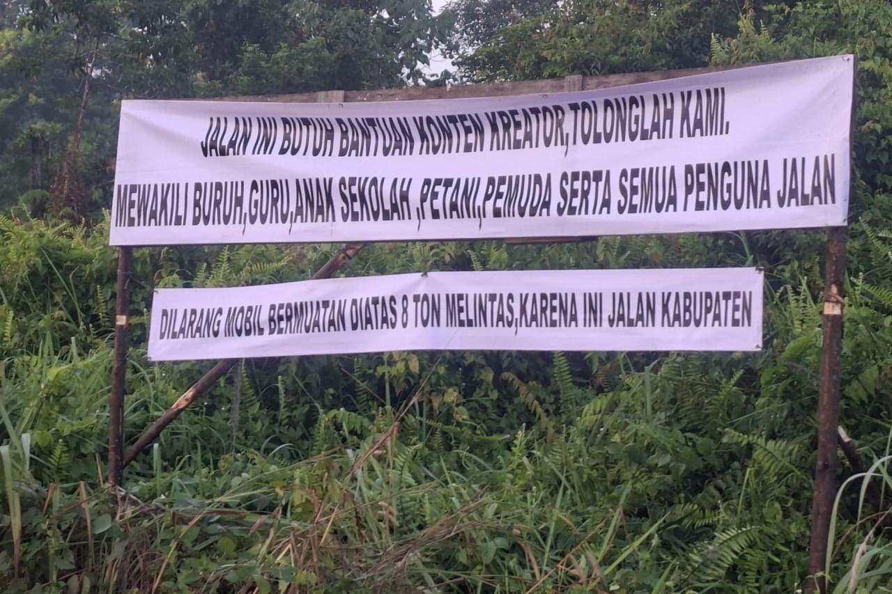 Spanduk berisikan nada sindiran yang dipasang oleh masyarakat
