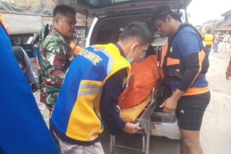 Petugas melakukan evakuasi terhadap korban kapal pompong tenggelam