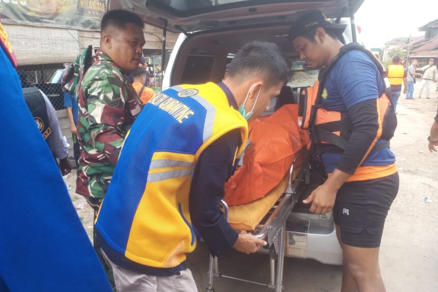 Petugas melakukan evakuasi terhadap korban kapal pompong tenggelam