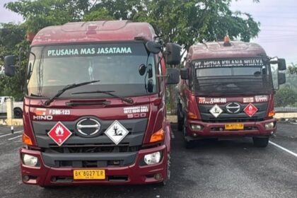 Dua unit truk tanki Pertamina diamankan Polda Riau di sebuah gudang penimbunan BBM di Rokan Hilir