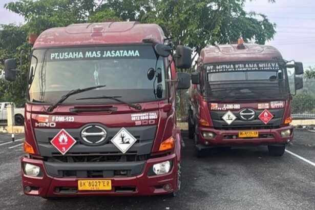 Dua unit truk tanki Pertamina diamankan Polda Riau di sebuah gudang penimbunan BBM di Rokan Hilir