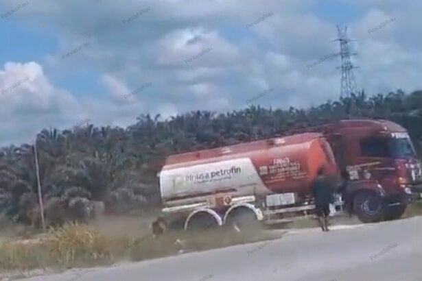 Armada transportir keluar dari gudang penimbunan BBM di jalan lintas Simpang Gelombang-Petapahan