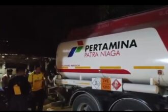 Truk tanki Pertamina di sebuah gudang penimbunan BBM di Rokan Hilir