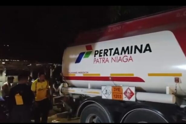 Truk tanki Pertamina di sebuah gudang penimbunan BBM di Rokan Hilir