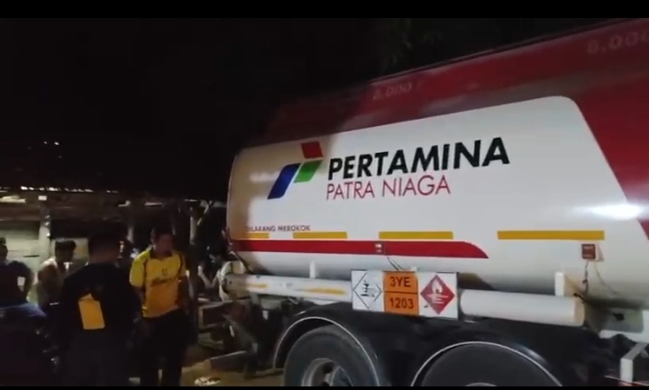 Truk tanki Pertamina di sebuah gudang penimbunan BBM di Rokan Hilir