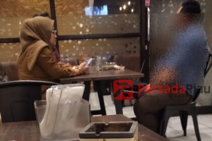 Wanita mirip Kabid SDK Dinkes Pekanbaru dengan oknum yang diduga aparat penegak hukum