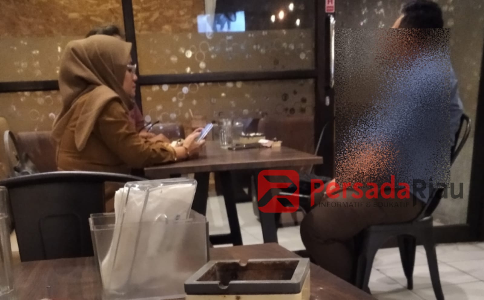 Wanita mirip Kabid SDK Dinkes Pekanbaru dengan oknum yang diduga aparat penegak hukum