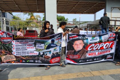 Massa JANGAN OLIGARKI demo di Kejati Riau